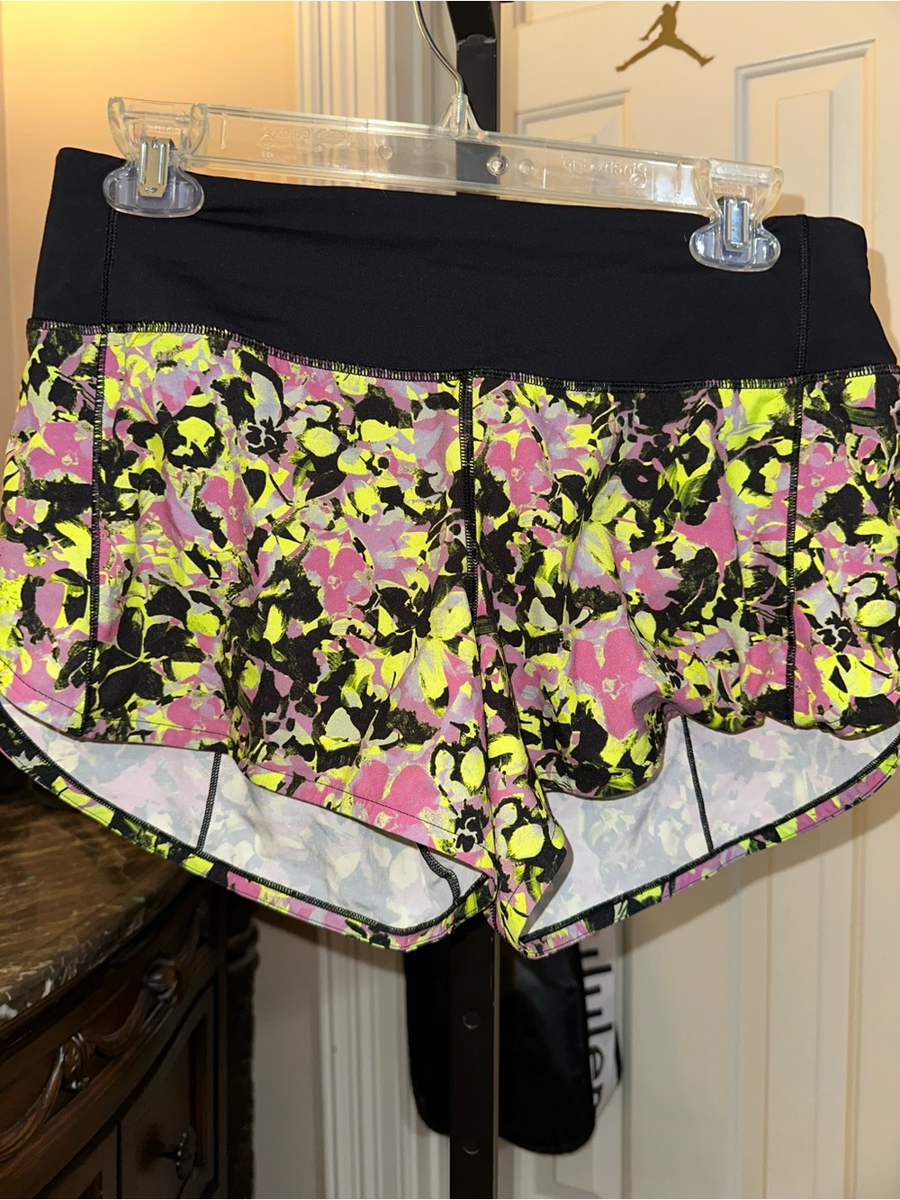 Lululemon speed ups size 6 4 inch